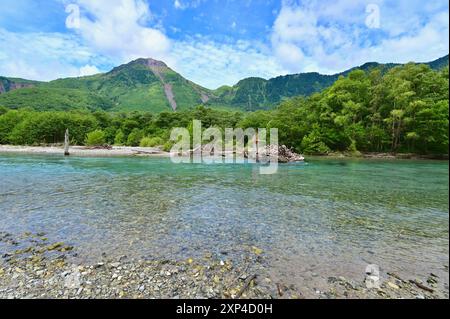 Malerischer Blick auf den Taisho-Teich und den Yakedake-Berg in Kamikochi, Präfektur Nagano Stockfoto