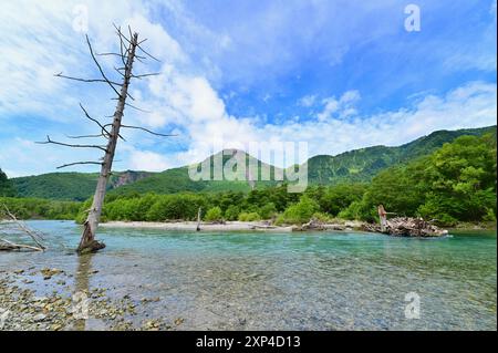 Malerischer Blick auf den Taisho-Teich in Kamikochi, Chubu Sangaku-Nationalpark in der Präfektur Nagano, Japan Stockfoto