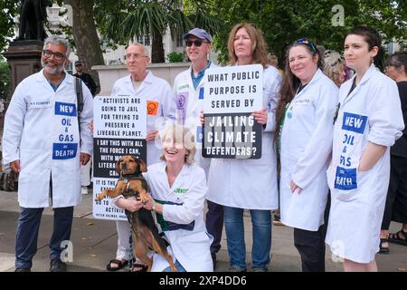 London, UK, 3. August 2024. Die Unterstützer veranstalteten eine Protestkundgebung "Stand up to the Ganzen Truth" in Solidarität mit den 21 inhaftierten Aktivisten der Just Stop Oil and Extinction Rebellion auf dem Parlamentsplatz. Quelle: Eleventh Photography/Alamy Live News Stockfoto