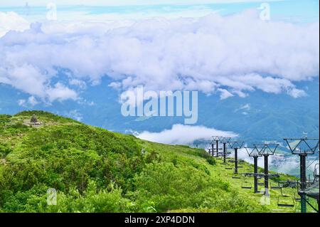 Blick auf das Hakuba Valley und Sessellifte nach Hakuba Happo One im Sommer Stockfoto