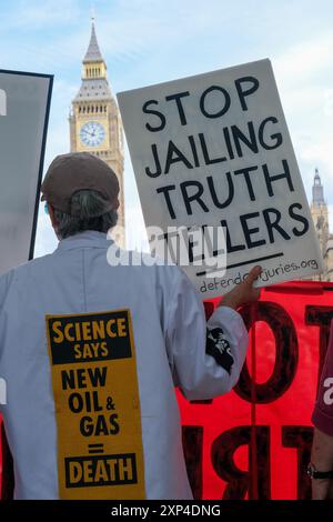 London, UK, 3. August 2024. Die Unterstützer veranstalteten eine Protestkundgebung "Stand up to the Ganzen Truth" in Solidarität mit den 21 inhaftierten Aktivisten der Just Stop Oil and Extinction Rebellion auf dem Parlamentsplatz. Quelle: Eleventh Photography/Alamy Live News Stockfoto