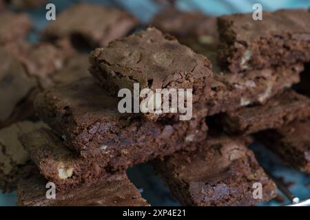 Köstliche hausgemachte Schokoladen-Brownies mit Nüssen auf einem Kühlregal. Stockfoto