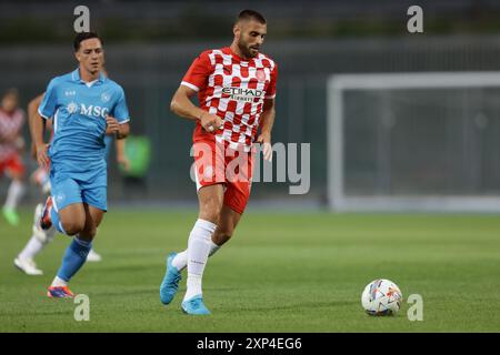 David Lopez von Girona gestikuliert während des Freundschaftsspiels SSC Napoli gegen Girona Futbol Club im Trainingslager des SSC Napoli 2024-25 in Castel Di Sangro, Abruzzen, Italien. Stockfoto