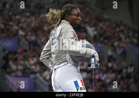 Paris, Fra. August 2024. Sarah Noutcha von Team France hält an, als sie am 8. Tag der Olympischen Sommerspiele 2024 in Paris, Frankreich, am 3. August 2024 im Fechten-Frauensabre antritt. (Foto: Anthony Behar/SIPA USA) Credit: SIPA USA/Alamy Live News Stockfoto