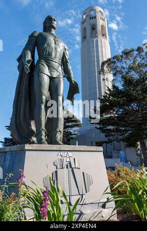 Cristopher Columbus Monument und der berühmte Coit Tower auf dem Telegraph Hill in San Francisco, Kalifornien. Stockfoto