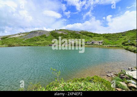 Wunderschönes klares Wasser des Happo Teichs auf Hakuba Happo One in Nagano, Japan Stockfoto