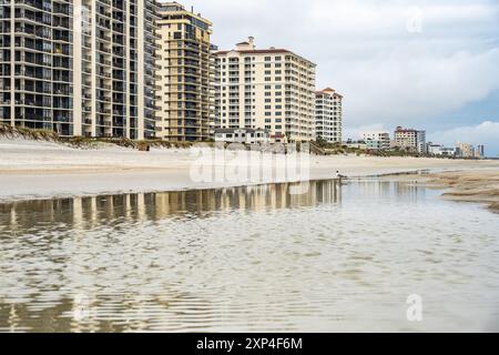 Eigentumswohnungen am Meer entlang der Küste in Jacksonville Beach, Florida. (USA) Stockfoto