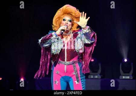 Edinburgh, Schottland, Großbritannien. August 2024. Edinburgh Fringe: Pleasance Opening Gala mit Aufführungen einiger dieser Jahre Acts im Pleasance Grand Theatre. Sieger des RuPaul's Drag Race UK Ginger Johnson. Quelle: Craig Brown/Alamy Live News Stockfoto