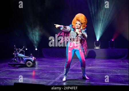 Edinburgh, Schottland, Großbritannien. August 2024. Edinburgh Fringe: Pleasance Opening Gala mit Aufführungen einiger dieser Jahre Acts im Pleasance Grand Theatre. Sieger des RuPaul's Drag Race UK Ginger Johnson. Quelle: Craig Brown/Alamy Live News Stockfoto