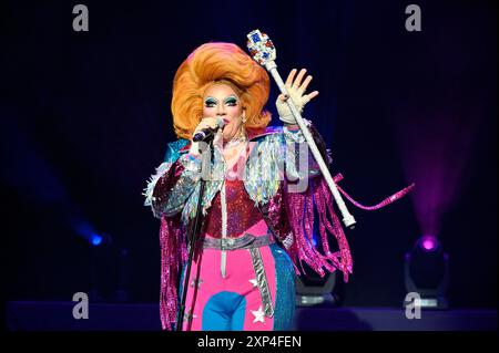 Edinburgh, Schottland, Großbritannien. August 2024. Edinburgh Fringe: Pleasance Opening Gala mit Aufführungen einiger dieser Jahre Acts im Pleasance Grand Theatre. Sieger des RuPaul's Drag Race UK Ginger Johnson. Quelle: Craig Brown/Alamy Live News Stockfoto