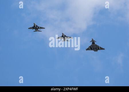 Italienische Luftwaffe - Eurofighter F-2000A Typhoon und zwei Leonardo T-346A Master, die bei der RAF Fairford ankommen, um an der RIAT 2024 teilzunehmen. Stockfoto