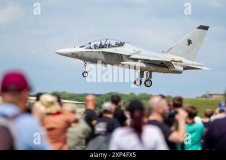 Italienische Luftwaffe - Leonardo T-346A Master, der bei der RAF Fairford eintrifft, um an der Royal International Air Tattoo 2024 teilzunehmen. Stockfoto