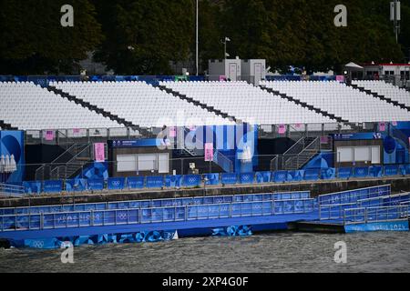 Paris, Frankreich. August 2024. Olympische Spiele, Paris 2024, Triathlon, Blick auf die Tribünen auf der seine. Quelle: Sina Schuldt/dpa/Alamy Live News Stockfoto