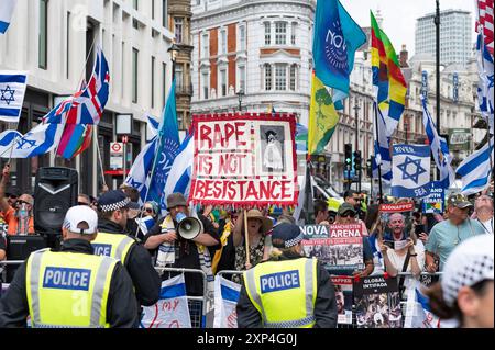 London, Großbritannien. August 2024. Pro-israelische Gegenprotestierende, die während der Kundgebung im Piccadilly Circus gesehen wurden. Palästinensische Demonstranten marschierten in London, um ihre Unterstützung für Palästina zu demonstrieren, und forderten von der britischen Regierung, ein „wechselseitiges Waffenembargo gegen Israel“ zu verhängen. Quelle: SOPA Images Limited/Alamy Live News Stockfoto