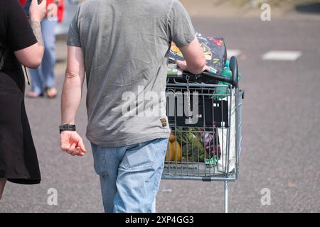Neuss 03.08.2024 Wocheneinkauf Inflation Preissteigerungen voller Warenkorb Lebensmittelpreise Supermarkt Discounter Einkaufskorb kaufen Bürgergeld Grundversorgung Großfamilie Lebenshaltungskosten Lebensmittel Lebensmittelpreise Supermarkteinkauf Neuss Nordrhein-Westfalen Deutschland *** Neuss 03 08 2024 Wocheneinkaufspreis erhöht volle Warenkorbpreise Supermarkt Discount Supermarkt Warenkorb Einkaufswagen Bürger Einkommen Grundeinkommen Einkaufswagen Grundversorgung große Familienkosten von Lebendnahrung Lebensmittel Preise Supermarkt Shopping Neuss Stockfoto
