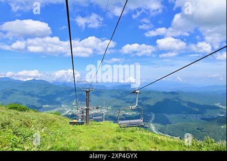 Blick auf Sessellifte auf Happo One und Hakuba Valley im Sommer in der Präfektur Nagano, Japan Stockfoto