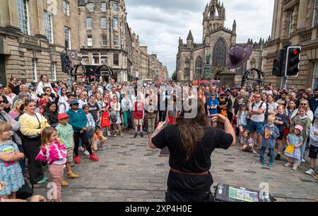 Edinburgh Schottland Vereinigtes Königreich Samstag, 3. August 2024: Edinburgh Festival Fringe Performers on the Royal Mile Stockfoto