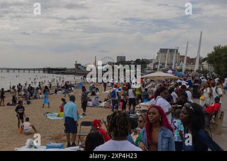 Southend on Sea, Großbritannien. August 2024. Eine geschäftige Strandszene in Southend-on-Sea, Essex, zeigt große Menschenmassen, die einen festlichen Tag am Meer genießen. Familien und Einzelpersonen können sich auf Decken entspannen, entlang der Promenade spazieren gehen und Freizeitaktivitäten Unternehmen. Der legendäre Southend Pier erstreckt sich bis in die Themsmündung, wobei im Hintergrund Fahrgeschäfte auf dem Festgelände zu sehen sind, was die feierliche Atmosphäre unterstreicht. Die Polizei von Essex hat eine Dispersionsanordnung und Sektion 60 für 48 Stunden wegen früherer gewalttätiger Unruhen an der Küste und der High Street erlassen. Penelope Barritt/Alamy Live News Stockfoto