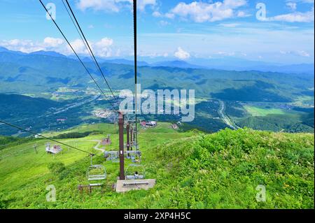 Sessellifte auf Happo One im Sommer in der Präfektur Nagano, Japan Stockfoto