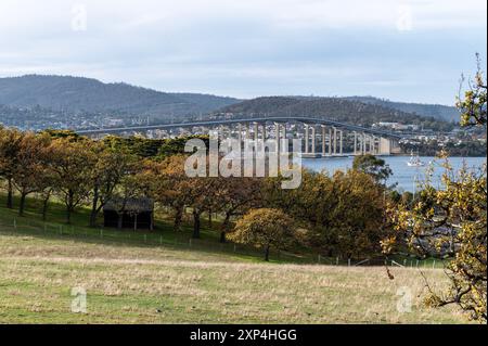 Die Tasman Bridge verbindet den Tasman Highway über den River Derwent in Montagu Bay bei Hobart in Tasmanien, Australien. Als es 1965 eröffnet wurde, wurde die Stockfoto