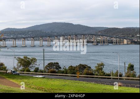 Die Tasman Bridge verbindet den Tasman Highway über den River Derwent in Montagu Bay bei Hobart in Tasmanien, Australien. Als es 1965 eröffnet wurde, wurde die Stockfoto