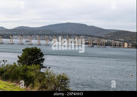 Die Tasman Bridge verbindet den Tasman Highway über den River Derwent in Montagu Bay bei Hobart in Tasmanien, Australien. Als es 1965 eröffnet wurde, wurde die Stockfoto