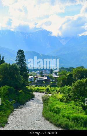 Blick auf die Japanischen Alpen und das Dorf Hakuba vom Oide Park im Sommer Stockfoto