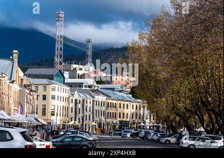 Der historische Salamanca Place mit einer Reihe ehemaliger Sandsteinlager für den Hafen von Hobart Town in Hobart, Tasmanien, Australien. Die Lager wer Stockfoto