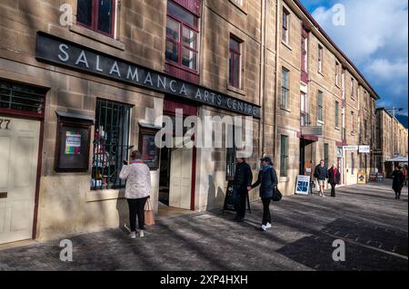 Die Herbstsonne taucht an den Wänden der ehemaligen Lagerhäuser auf, während die Besucher im Salamanca Arts Centre am historischen Salamanca Place mit einer Reihe von Geschäften stöbern Stockfoto