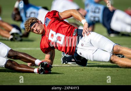 Nashville, Tennessee, USA. August 2024. Der Tennessee Titans Quarterback will Levis (8) wärmt sich während des Trainingscamps im Ascension Saint Thomas Sports Park auf. (Kreditbild: © Camden Hall/ZUMA Press Wire) NUR REDAKTIONELLE VERWENDUNG! Nicht für kommerzielle ZWECKE! Stockfoto