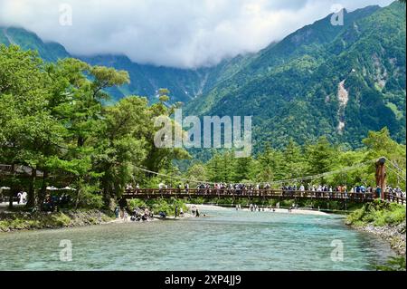 Blick auf Touristen auf der Kappa-Bashi-Brücke in Kamikochi im Sommer Stockfoto