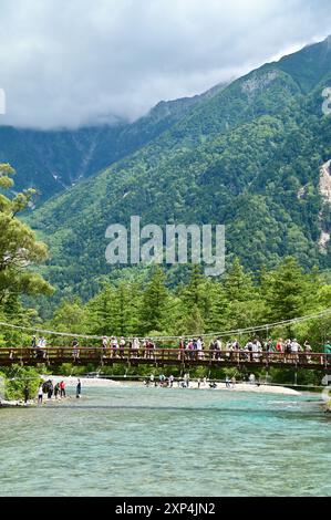 Touristen auf der Kappa-Bashi-Brücke in Kamikochi im Sommer Stockfoto