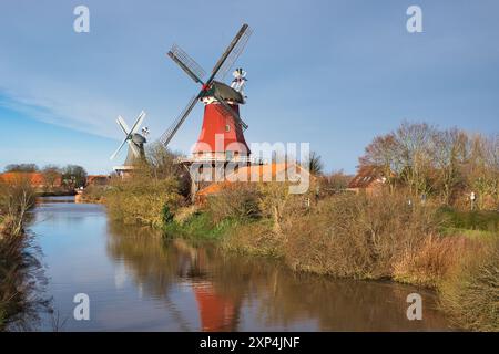 Die Zwillingsmühlen am Eingang zum ostfriesischen Fischerdorf Greetsiel. Deutschland, Ostfriesland. Stockfoto