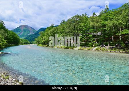 Türkisfarbenes Wasser des Flusses Azusa und des Mt. Yakedake in Kamikochi, Präfektur Nagano Stockfoto