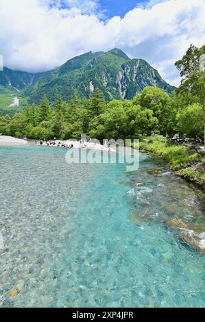 Türkisfarbenes Wasser und die Hotaka-Berge in Kamikochi Stockfoto