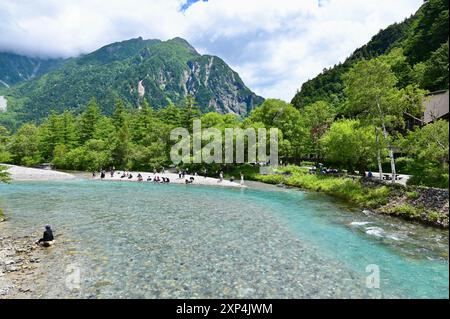 Wunderschönes türkisfarbenes Wasser und die Hotaka Berge in Kamikochi Stockfoto