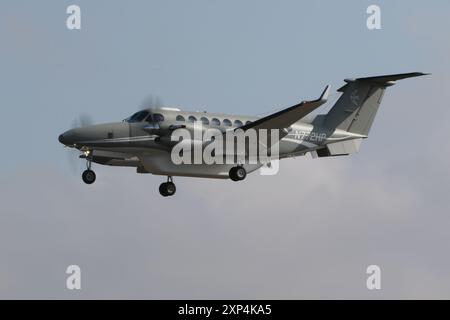 N772HP, eine Beechcraft King Air 350, die von Metrea Special Aerospace betrieben wird, erreichte die RAF Fairford in Gloucestershire, England, um als statische Ausstellung am Royal International Air Tattoo 2024 (RIAT24) teilzunehmen. Stockfoto