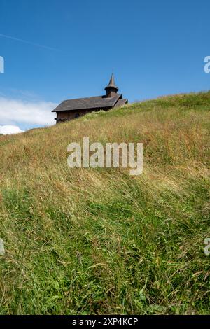 Stoos-Kirche mit Grasfeld in Stoos, Morschach, Kanton Schwyz, Schweiz Stockfoto