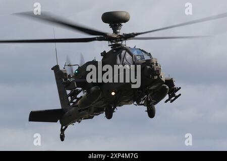 ZM712, eine vom britischen Army Air Corps betriebene Boeing Apache AH2, die von der RAF Fairford in Gloucestershire, England, nach der Teilnahme am Royal International Air Tattoo 2024 (RIAT24), abreiste. Stockfoto