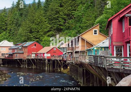 Ketchikan Creek, vom östlichen Eingang zur Creek Street, dem ehemaligen Viertel mit Bordellen und Saloons. Stockfoto