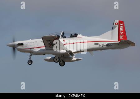 HB-HHH, ein Pilatus PC-7 MKX, betrieben von Pilatus Aircraft Ltd., traf bei RAF Fairford in Gloucestershire ein, um auf der Royal International Air Tattoo 2024 (RIAT 24) ausgestellt zu werden. Stockfoto