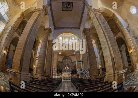 ALGHERO, SARDINIEN, ITALIEN - 4. JULI 2024: Innere der Cattedrale di Santa Maria Immacolata (Catedral de Santa Maria de l'Alguer) auf der Piazza Duom Stockfoto