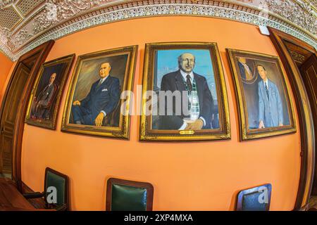 PORTO, PORTUGAL - 10. APRIL 2024: Gemälde mit ehemaligen Präsidenten der Porto Commercial Association, in verschiedenen Zeiträumen, im Stock Stockfoto