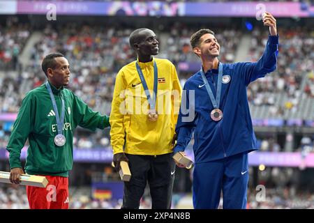 Paris, Frankreich. August 2024. PARIS, FRANKREICH - 3. AUGUST: Berihu Aregawi aus Äthiopien Gewinner der Silbermedaille, Joshua Cheptegei aus Uganda Gewinner der Goldmedaille, Grant Fisher of USA gewann die brons-Medaille während der Medaillenzeremonie, nachdem er am 10000 3. August 2024 in Paris am 8. Athletics - Olympische Spiele 2024 im Stade de France teilgenommen hatte. (Foto von Andy Astfalck/BSR Agency) Credit: BSR Agency/Alamy Live News Stockfoto