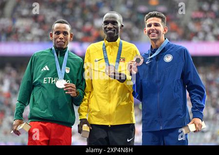 Paris, Frankreich. August 2024. PARIS, FRANKREICH - 3. AUGUST: Berihu Aregawi aus Äthiopien Gewinner der Silbermedaille, Joshua Cheptegei aus Uganda Gewinner der Goldmedaille, Grant Fisher of USA gewann die brons-Medaille während der Medaillenzeremonie, nachdem er am 10000 3. August 2024 in Paris am 8. Athletics - Olympische Spiele 2024 im Stade de France teilgenommen hatte. (Foto von Andy Astfalck/BSR Agency) Credit: BSR Agency/Alamy Live News Stockfoto