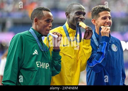 Paris, Frankreich. August 2024. PARIS, FRANKREICH - 3. AUGUST: Berihu Aregawi aus Äthiopien Gewinner der Silbermedaille, Joshua Cheptegei aus Uganda Gewinner der Goldmedaille, Grant Fisher of USA gewann die brons-Medaille während der Medaillenzeremonie, nachdem er am 10000 3. August 2024 in Paris am 8. Athletics - Olympische Spiele 2024 im Stade de France teilgenommen hatte. (Foto von Andy Astfalck/BSR Agency) Credit: BSR Agency/Alamy Live News Stockfoto