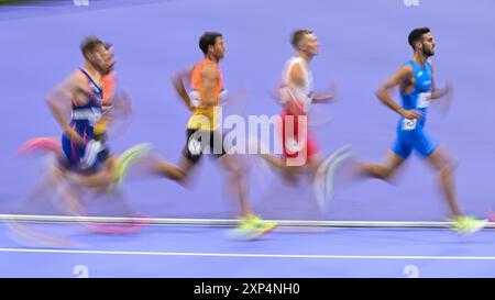 Saint Denis, Frankreich. August 2024. Olympische Spiele, Paris 2024, Leichtathletik, Stade de France, Vorwettbewerb, 1500 m, Männer, Hope Heat, Athleten auf der Strecke. Quelle: Sven Hoppe/dpa/Alamy Live News Stockfoto