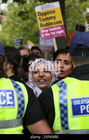 Manchester, Großbritannien. August 2024. Stellen Sie sich dem Rassismus entgegen und protestieren Sie gegen einwanderungsfeindliche Demonstranten, die die Ereignisse in Southport, wo drei Kinder ermordet wurden, auf die Straße gegangen sind, um ihre Botschaft zu verbreiten. In der Stadt gibt es eine starke Polizeipräsenz, die die Bewegung des Aufstandes gegen Rassismus-Proteste einschränkt. Manchester, Großbritannien. Stockfoto