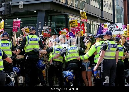 Manchester, Großbritannien. August 2024. Stellen Sie sich dem Rassismus entgegen und protestieren Sie gegen einwanderungsfeindliche Demonstranten, die die Ereignisse in Southport, wo drei Kinder ermordet wurden, auf die Straße gegangen sind, um ihre Botschaft zu verbreiten. In der Stadt gibt es eine starke Polizeipräsenz, die die Bewegung des Aufstandes gegen Rassismus-Proteste einschränkt. Manchester, Großbritannien. Stockfoto