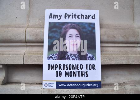 London, Großbritannien. August 2024. Während der Demonstration auf dem Parliament Square ist ein Bild der inhaftierten Aktivistin Amy Pritchard zu sehen. Die Demonstranten versammelten sich in Solidarität mit 21 Just Stop Ölaktivisten, die derzeit wegen verschiedener Klimaproteste im Gefängnis sind. Quelle: SOPA Images Limited/Alamy Live News Stockfoto